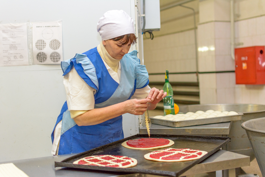 Пекарь Вера Владимировна Михайлова в процессе приготовления пирогов.