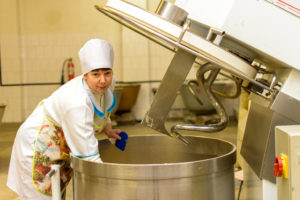 Надежда Петровна Куваева замешивает тесто для овсяных булочек.