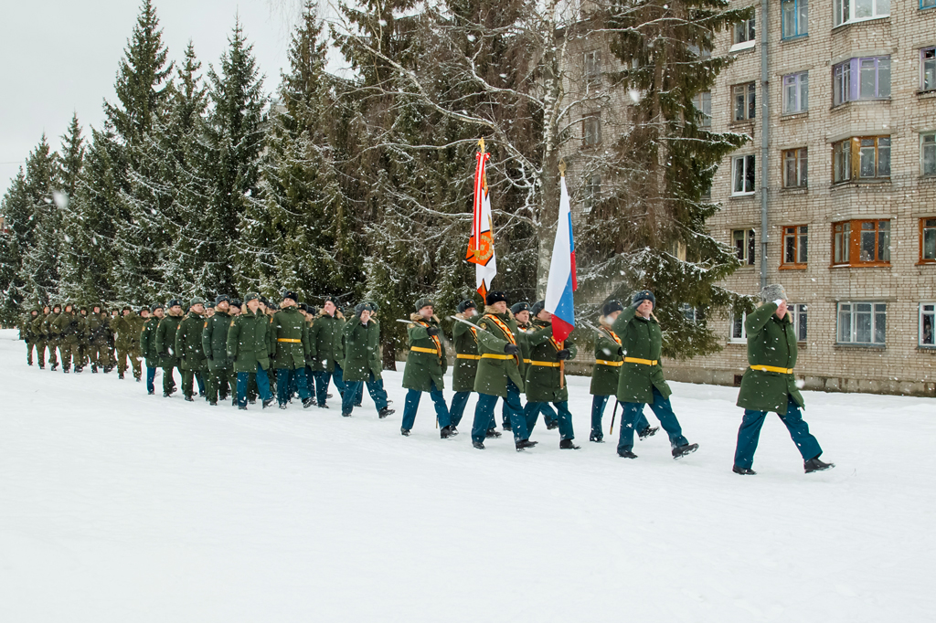 Торжественное шествие военнослужащих соединения по улицам Озерного.