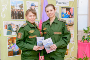Ольга Лобинская и Вера Барабаш (слева направо) - военнослужащие 7 ракетной дивизии.