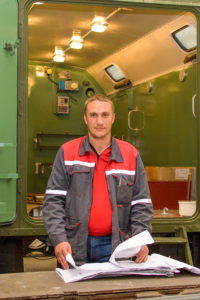 Производственный мастер Андрей Слепцов осуществляет контроль качества производимой продукции.