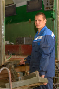 Слесарь механосборочных работ Валерий Окороков в процессе разборки изделия БМДС-3.