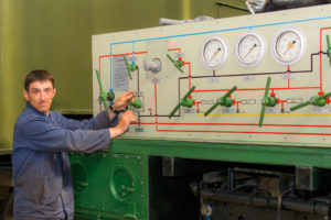 Слесарь механосборочных работ Вячеслав Пивоваров проверяет работоспособность узлов и агрегатов азотовоздушной заправочной станции.