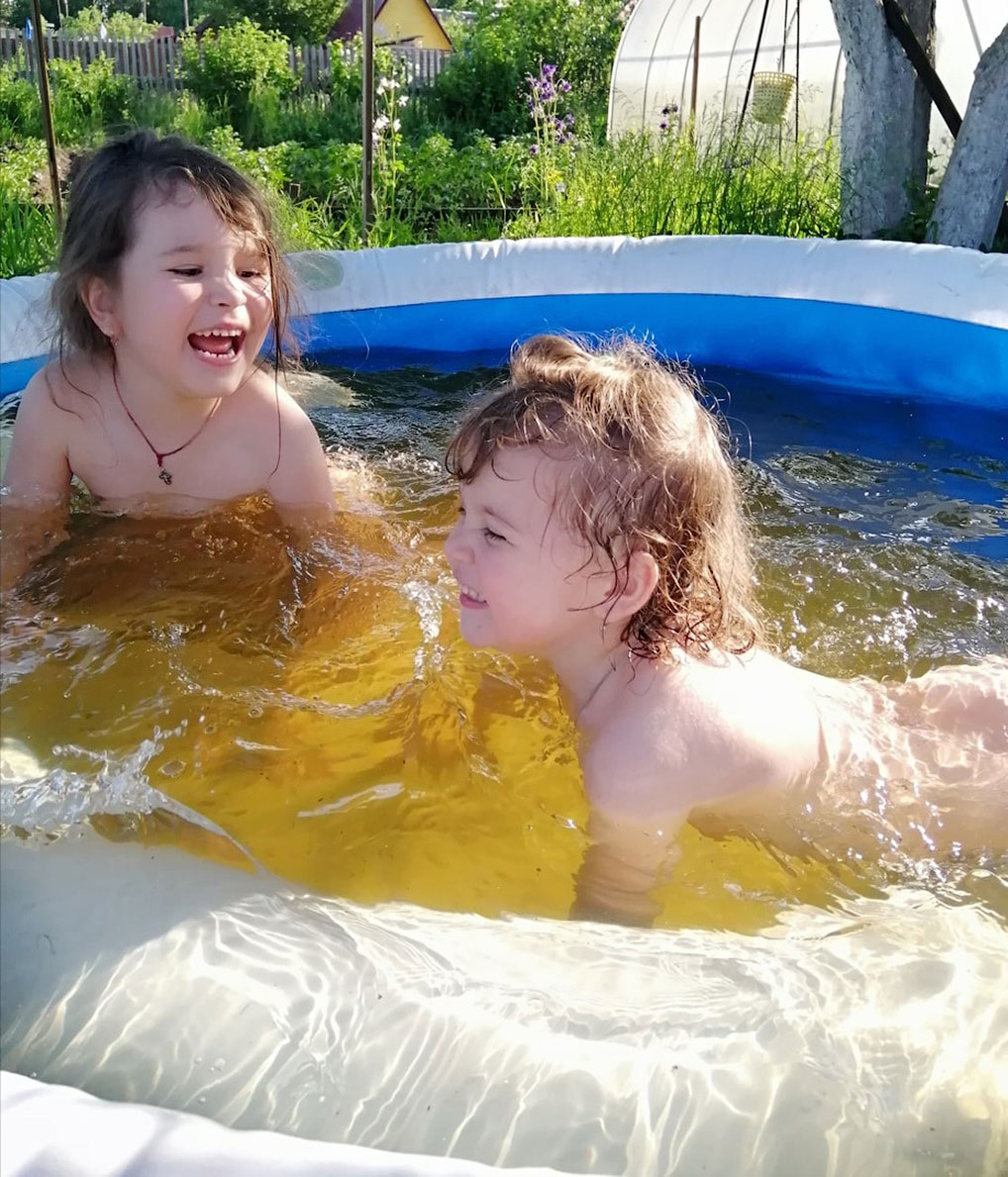 Машенька и Дашенька Митрофановы.  “Великое счастье купаться летом в бассейне”.