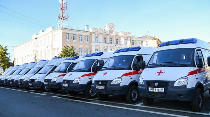 Губернатор Игорь Руденя передал муниципалитетам Тверской области новые машины скорой медицинской помощи