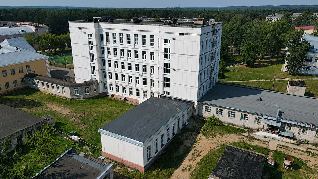 Основное здание школы было построено в 1957 году.