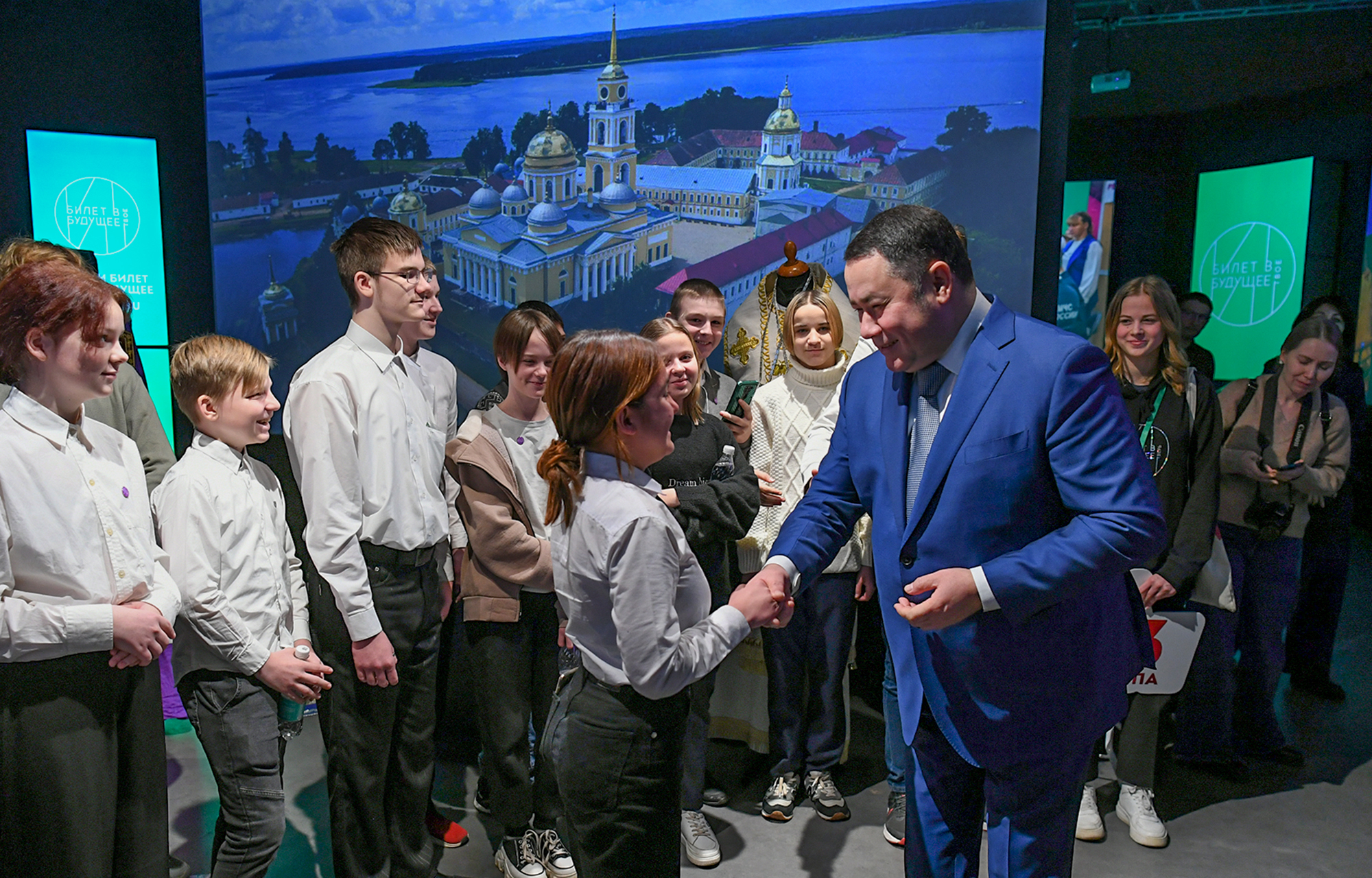 Губернатор Игорь Руденя провел встречу с участниками  фестиваля по профориентации школьников «Билет в будущее»