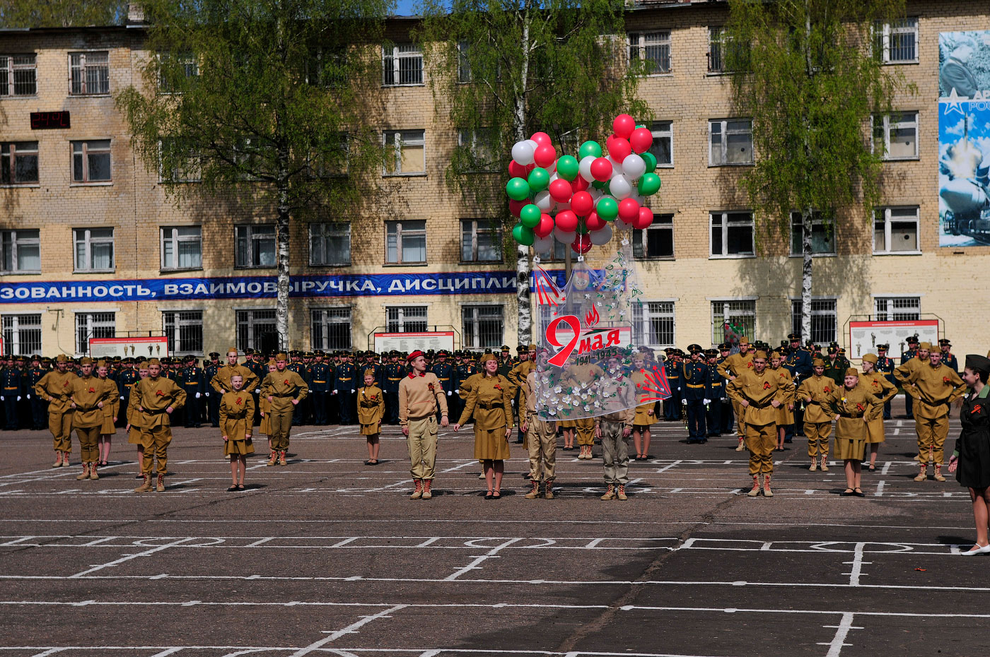 Военнослужащие дивизии также исполнили патриотическую песню. Украсили митинг выступления коллективов городка, песни военных лет, а также танец кадет и хореографической студии “Граффити”.